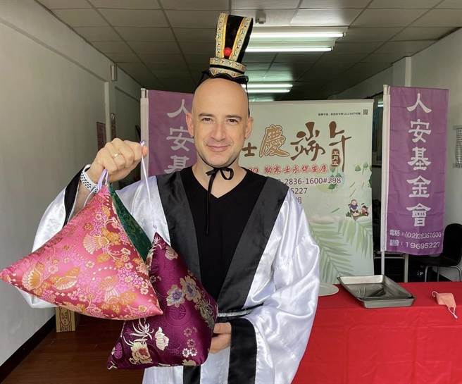 吳鳳扮演屈原做公益。（人安基金會提供）