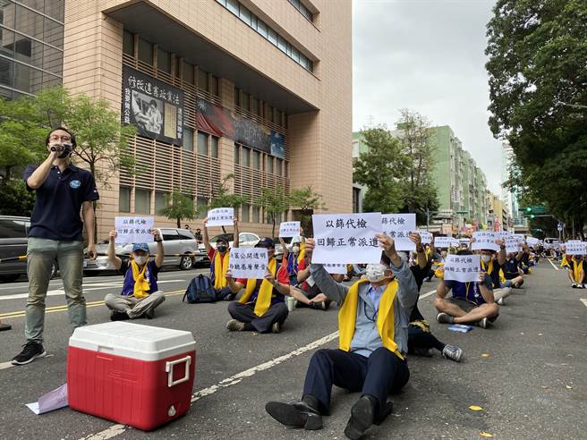 机组员表示，过去2年间除了健保卡注记导致医疗权益受到剥夺，提出的许多建议也遭中央流行疫情指挥中心无视，今日机组员和家属共300多人于疾管署前抗议，要求机组员以筛代检、回归正常派遣，并要求决策公开透明。（李柏澔摄）