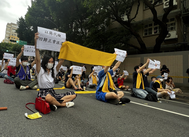 机师工会成员10日前往卫福部陈情，呼吁政府以筛代检，减轻机组人员的负担。（范扬光摄）