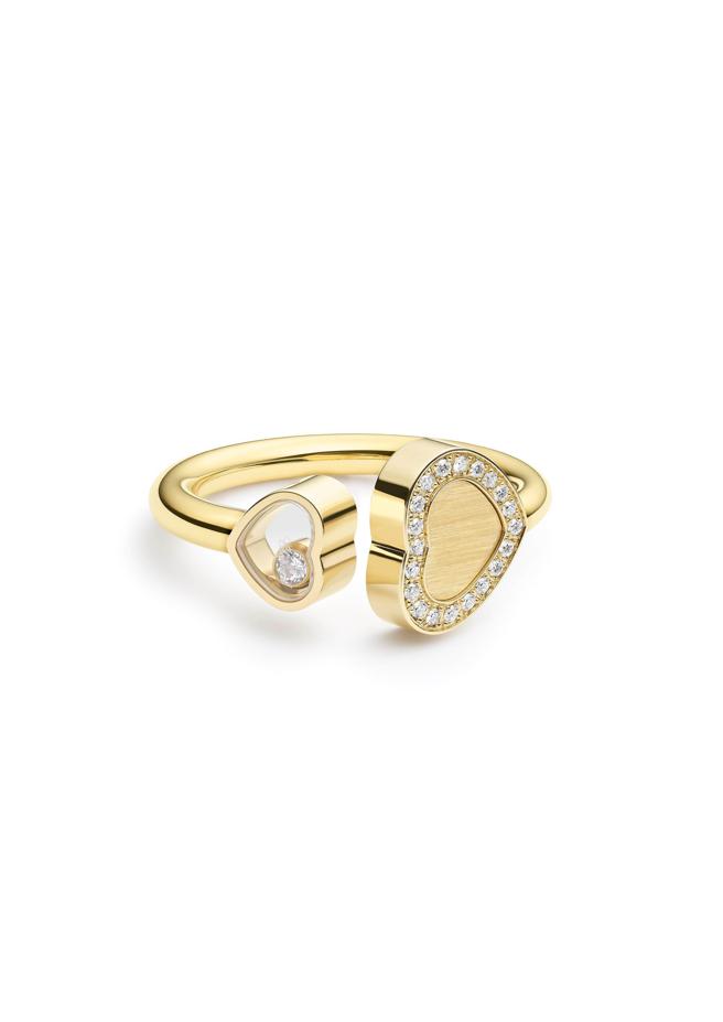 萧邦以符合道德伦理标准的K金打造Happy Hearts系列 Golden Hearts戒指，13万7000元。（CHOPARD提供）