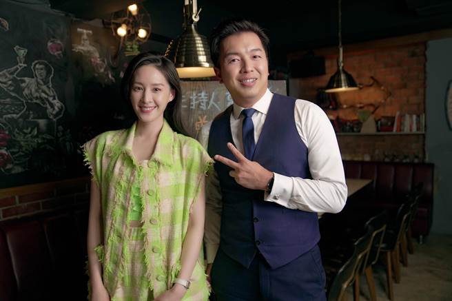 曾恺玹（左）在《E!Studio艺镜到底》之Talk一杯与主持人郑伟柏畅聊这几年的心境。（MOMOTV 提供）