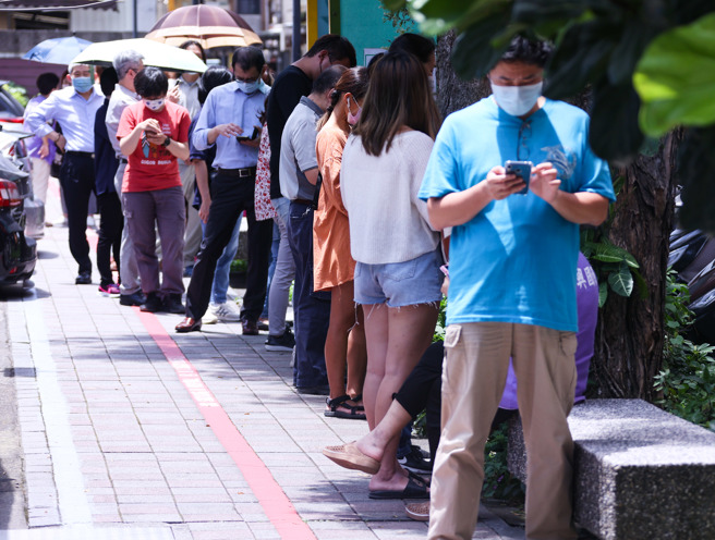 国内疫情大爆发，快筛试剂需求大增。图为民眾在烈阳底下排队购买实名制快筛剂。(资料照 罗永铭摄)