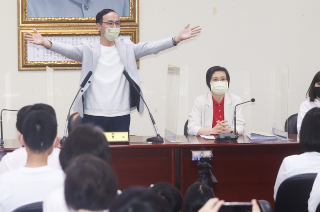 前民国党主席、前国会政党联盟副主席徐欣莹（右）重返国民党，10日带领100名青年一同加入国民党，国民党主席朱立伦（左）展开双臂感谢加入。（陈俊吉摄）