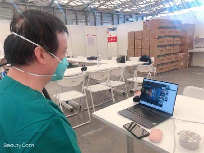 上海新國博方艙：中醫藥干預加速部分「長陽」患者轉陰。圖為張伯禮與新國博方艙醫院專家組視訊會診。（中國青年網）