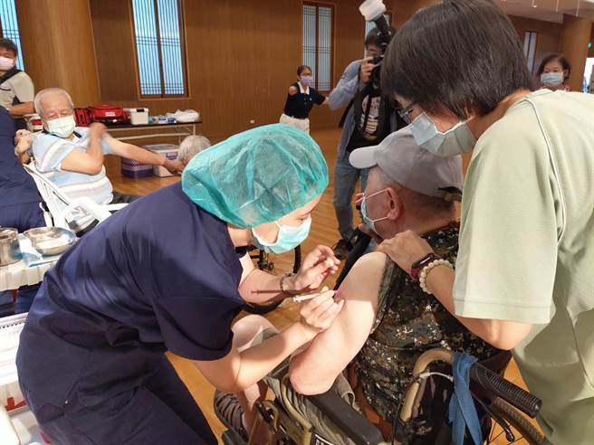 埔里婦人未打疫苗染疫亡，縣府呼籲長輩趕快接種。（示意圖／南投縣政府提供）