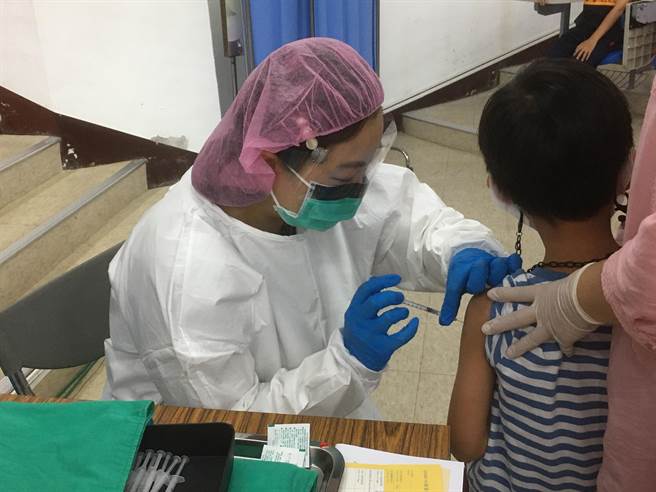 宜蘭縣今天新增的確診者中，有12％是學生，縣府已安排學童施打莫德納疫苗，並呼籲家長配合讓孩子施打。（宜蘭縣政府提供／李忠一宜蘭傳真）