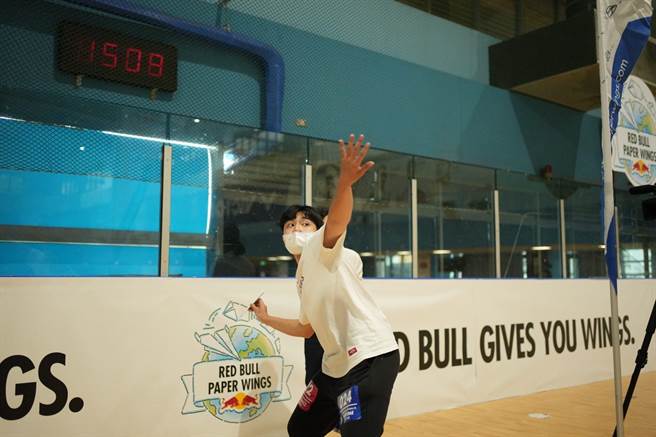 阳明交通大学机械工程研究所硕一学生沈立谦，日前在纸飞机大赛中掷出35.48公尺惊人飞行距离夺冠得台湾区冠军，将于13日代表台湾参加全球决赛。（Red Bull提供／陈育贤新竹传真）