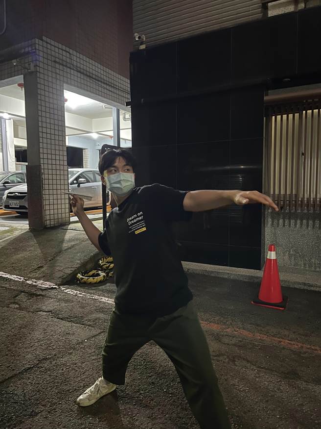 阳明交通大学机械工程研究所硕一学生沈立谦，日前在纸飞机大赛中掷出35.48公尺惊人飞行距离夺冠得台湾区冠军，将于13日代表台湾参加全球决赛。（阳明交大提供／陈育贤新竹传真）