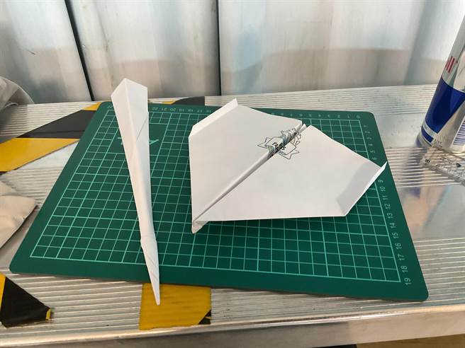 沈立谦分享飞远的纸飞机多採标枪型（左）、飞久的纸飞机特性是机翼大（右），爱玩纸飞机的亲子在家可试试哦。（阳明交大提供／陈育贤新竹传真）