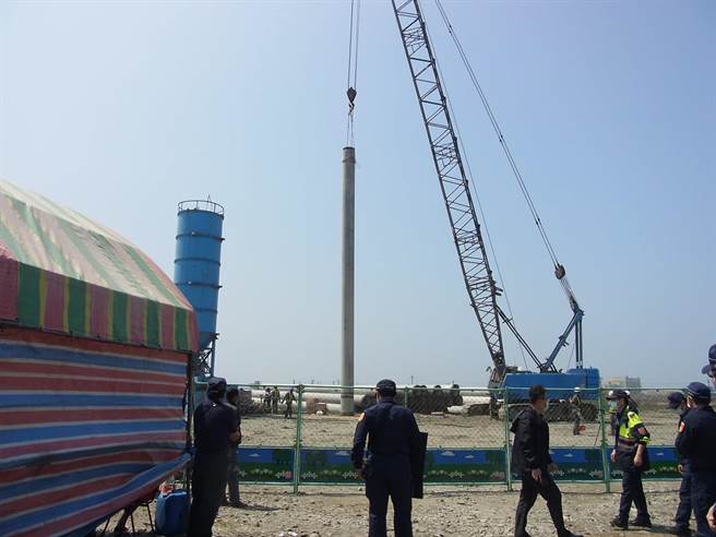 云林县台西乡风机太靠近住家与墓地，经协商迁至2公里外。（本报资料照片）