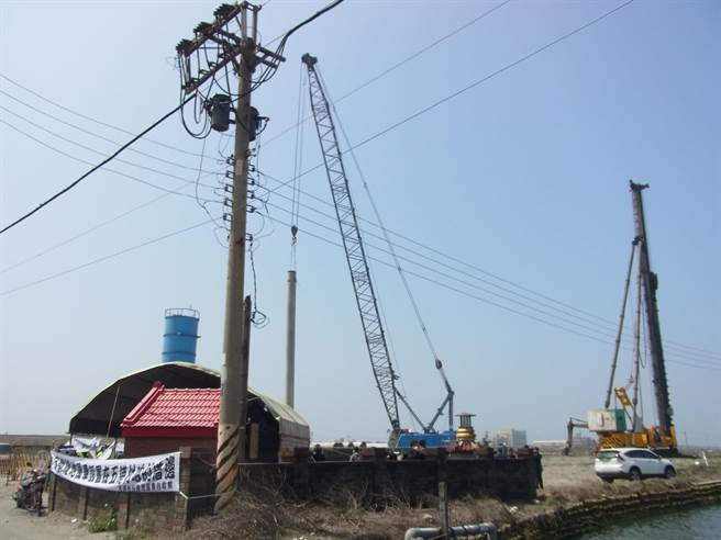 云林县台西乡风机太靠近住家与墓地，经协商迁至2公里外。（本报资料照片）