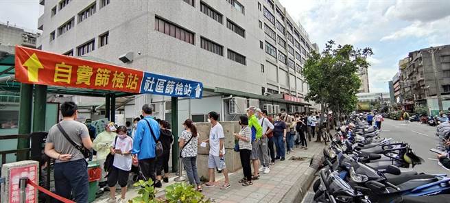 到卫福部台北医院排队筛检的民眾，人龙绵延超过100公尺。（陈慰慈摄）