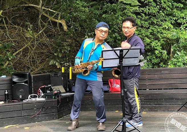 音樂家與溪中天然流水合奏，讓古道之行更加愜意