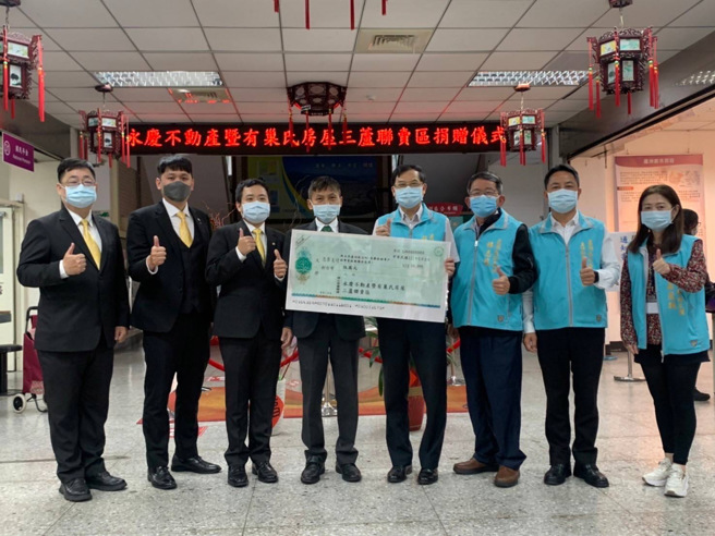 永慶房產集團三蘆區聯賣區募集5萬元善款捐給新北市蘆洲區區公所，幫助在地弱勢族群。圖/永慶房屋提供