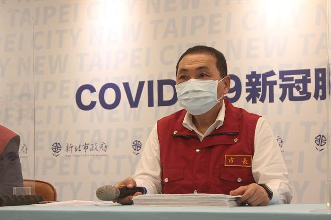 新北市长侯友宜酸回，要部长陈时中下次到部北医院要通知他。(陈慰慈摄)