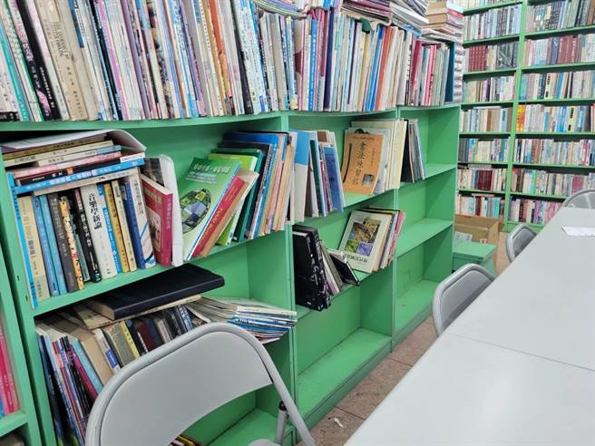 一名女子日前到薪传二手书店搬走700多本书，部分书柜几乎被搬空。（黄金山提供／张亦惠嘉县传真）