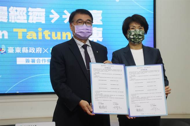 台東縣長饒慶鈴與台東大學校長曾耀銘，今天共同簽署合作備忘錄。（台東縣政府提供）