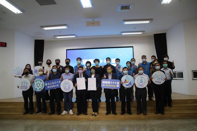 台東縣長饒慶鈴與台東大學校長曾耀銘，今天共同簽署合作備忘錄。（台東縣政府提供）