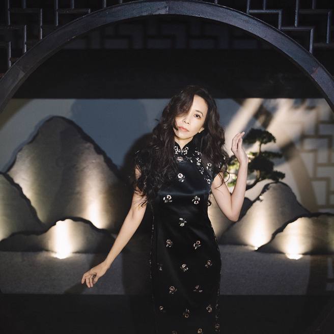 莫文蔚长髮遮住她的右眼，为她增添一股深不可测的优雅神秘感。(图/莫文蔚 IG)