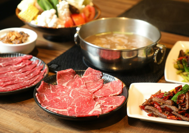 源興牛肉質甜美不油膩，還有奶香，保水性佳，涮火鍋能品嘗源興牛鮮嫩口感。(圖／遠見提供)
