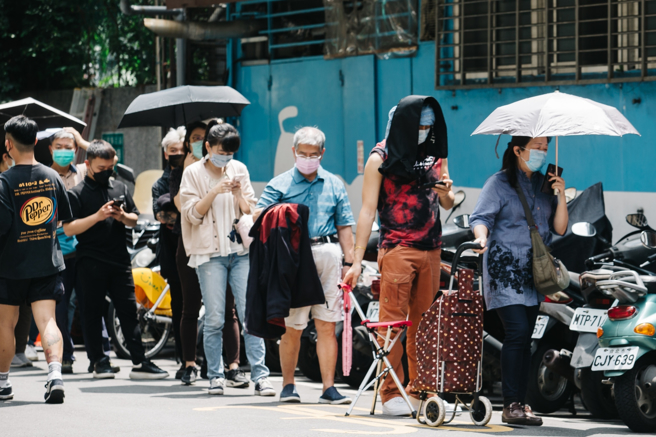 醫師陳昶宇認為，要與病毒共存，但目前仍沿用去年5月升三級警戒的清零標準，呼籲指揮中心防疫措施滾動式修正，「應該要滾得快一點」。圖為民眾搶買快篩排隊照。（圖／記者郭吉銓攝影）
