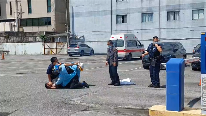 花莲一名在防疫旅宿进行入境居家检疫的29岁印尼籍移工，疑收到母亲过世的噩耗，情绪不稳，今（10）日上午从旅馆3楼跳下，所幸只有脸部受伤，无生命危险，警方已于第一时间将他强制送医治疗。（民眾提供／罗亦晽花莲传真）