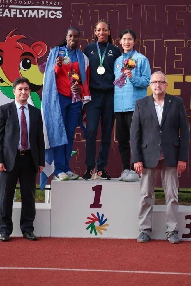 台中之光许乐（右二），勇夺巴西听奥百米竞赛铜牌。（图／中华民国听障者体育运动协会提供）
