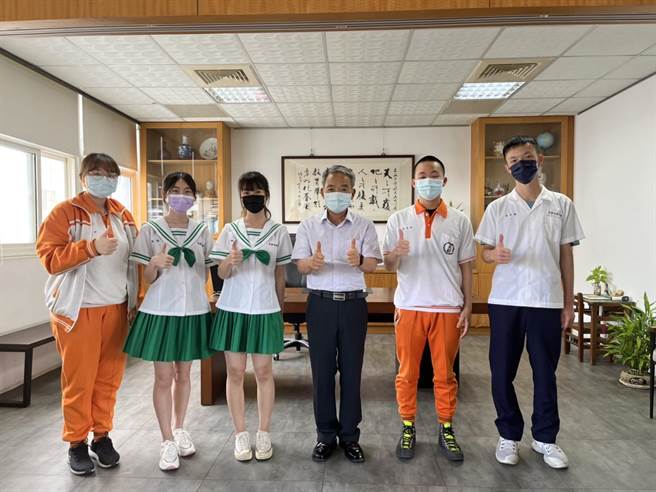 左起叶庭妡、林禹均、锺佩蓉、校长林庆旺、倪杰安、林均翰等人合影留念。（君毅高中提供／李京升苗栗传真）