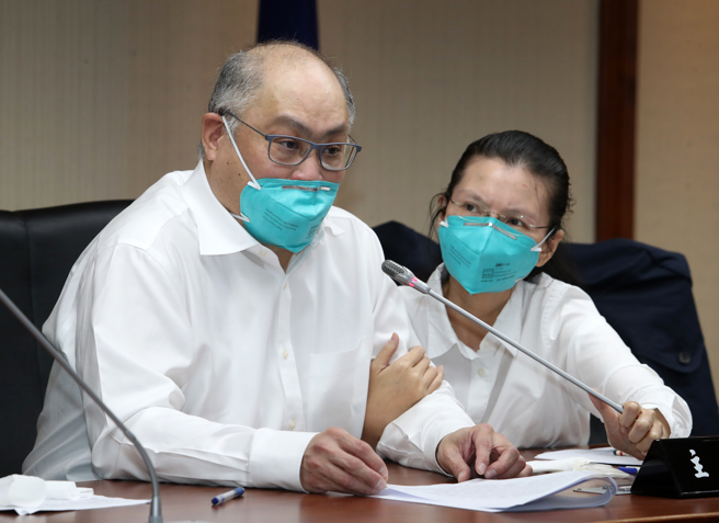 遭大陸關押五年的台灣NGO工作者李明哲（左）10日偕同妻子李凈瑜（右）在立法院召開記者會。（劉宗龍攝）