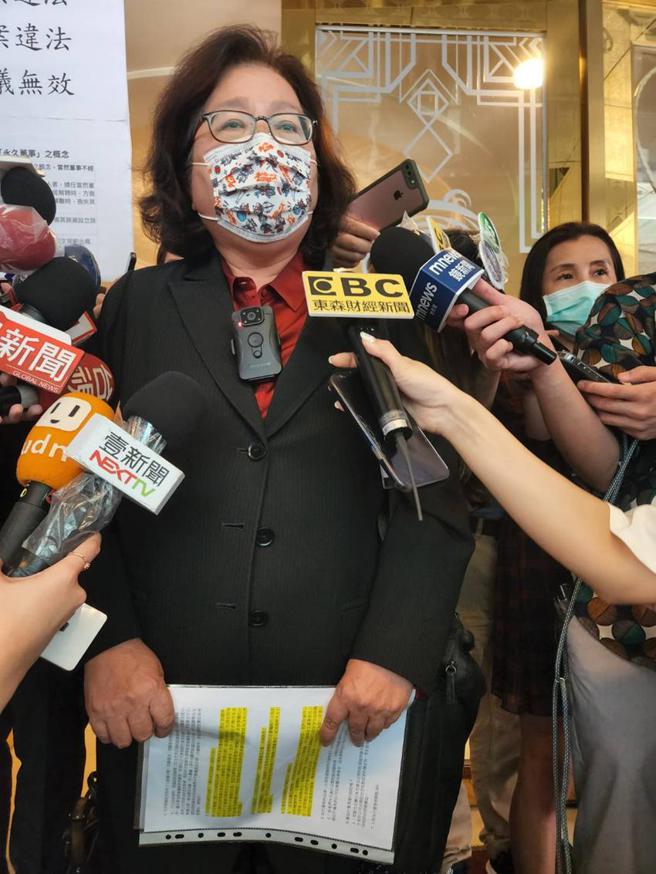 （张国华委任知名律师陈锦旋出席会议，会前发表声明，但入场时却遭到拦阻。图／王淑以）