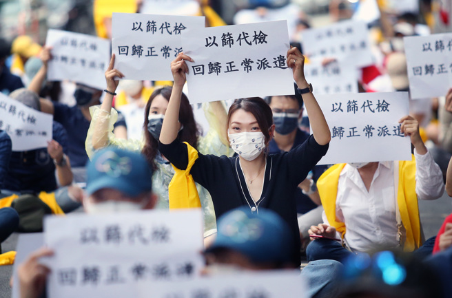 不满政府忽视机组员医疗权益，机师工会成员10日前往疾管署前陈情，要求机组员以筛代检、回归正常派遣，并呼吁决策公开透明。（范扬光摄）