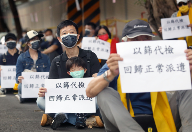 不满政府忽视机组员医疗权益，机师工会成员10日前往疾管署前陈情，要求机组员以筛代检、回归正常派遣，并呼吁决策公开透明。（范扬光摄）