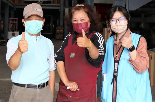 新住民马海英（中）在就服员协助下，走过人生低谷、展开事业第二春。（屏东就业中心提供／林和生屏东传真）