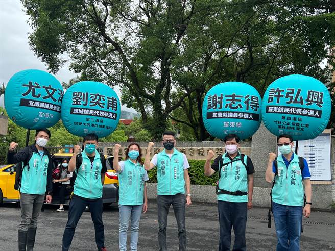 為了年底選戰，民眾黨宜蘭縣黨部4位參選人，今（10日）揹著氣球行腳下鄉、傾聽民意，首發路線從頭城出發，沿著台9線進入市區。（民眾黨宜蘭縣黨部提供／吳佩蓉宜蘭傳真）