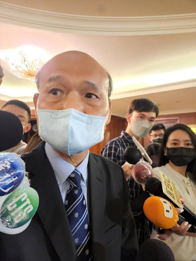 （長榮弟弟派委任律師黃福雄。圖／王淑以）