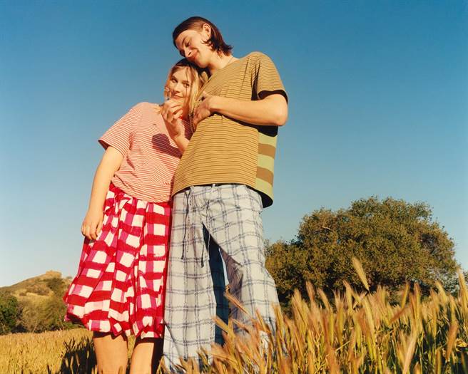 UNIQLO攜手MARNI推出2022春夏聯名系列，大膽設計呈現經典風格。（UNIQLO提供）