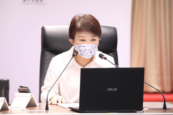 台中市长卢秀燕上任后坚守财政纪律，推动「轻税简政」拚经济，让岁入增加用来做更多建设，同时降低赊借预算，减少举债，让财政状况逐年好转。（台中市政府提供／谢琼云台中传真）