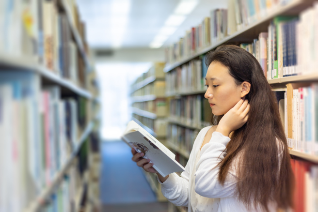 双子座、天蝎座、狮子座、射手座求知欲旺盛，无论任何事，都想打破砂锅问到底，把知识视为力量。(示意图/达志影像)