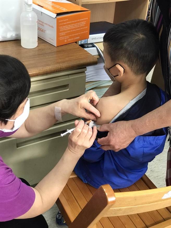 6歲至11歲國小學童，今起在各衛生所開打，首日計有46名學童施打。（縣府提供）
