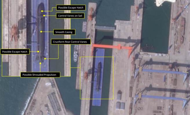 最近在一幅罕见的卫星图像中发现中国正在建造一艘疑似全新型式的核动力潜艇，它可能是去年11月美国五角大厦报告所称配备有巡航导弹垂直发射器的新型或是升级后的攻击核潜艇。(图/Planet Labs satelliite image)
