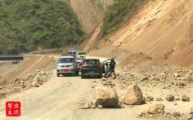 巨大的落石沿着边坡砸下。（作者提供）