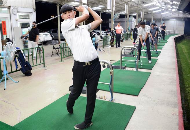 屏东大学三年级学生林义渊，成为校史首位在学学生考取高尔夫职业球员第一人。（林和生摄）