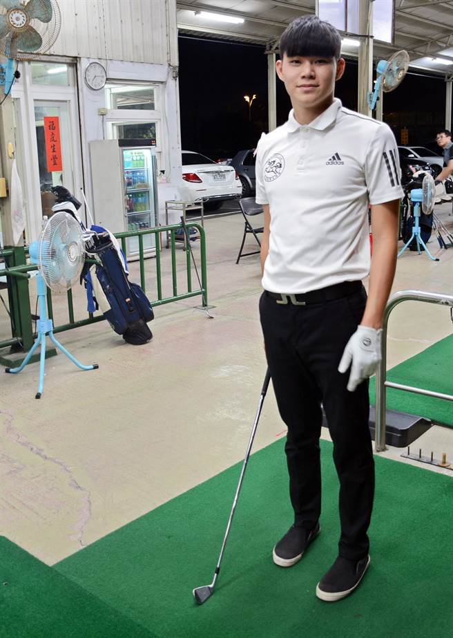 屏东大学三年级学生林义渊，成为校史首位在学学生考取高尔夫职业球员第一人。（林和生摄）