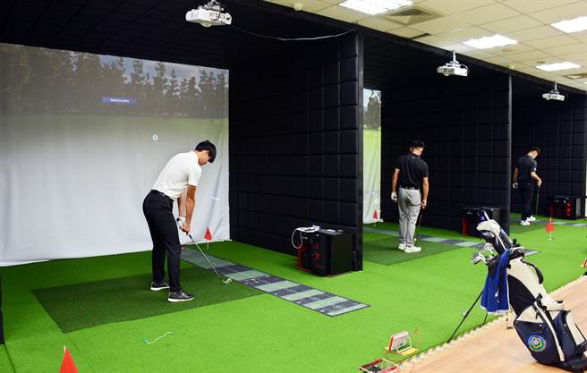 屏东大学打造智能高尔夫球模拟教室，有助选手技术提升。（林和生摄）