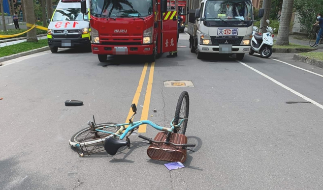 台大化学系锺姓博士生在校园遭车辆从后方撞上，头部着地、卡在车底被拖行，全身重伤，系所副教授徐丞志认为校内速限20公里，质疑肇事者超速。（翻摄自徐丞志脸书）