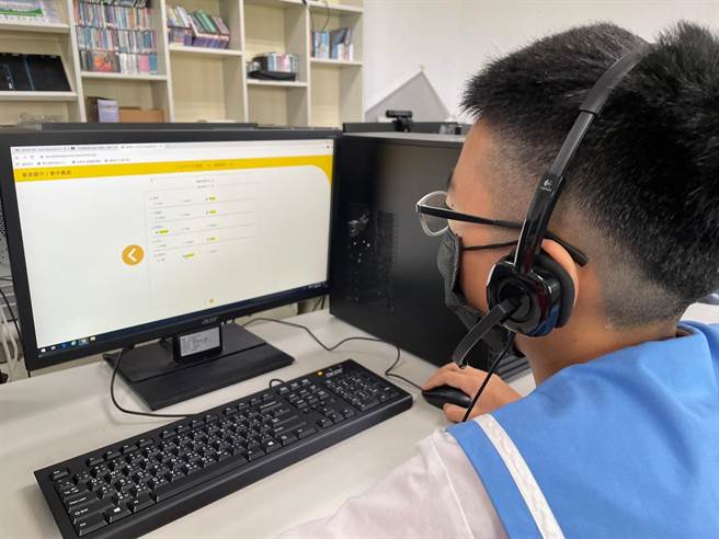 台東縣府教育處首次舉辦線上英語單字王競賽，學生賽前認真練習。（台東縣府提供／蔡旻妤台東傳真）