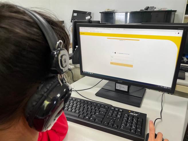 台東縣府教育處首次舉辦線上英語單字王競賽，學生賽前認真練習。（台東縣府提供／蔡旻妤台東傳真）