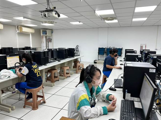 台東縣府教育處首次舉辦線上英語單字王競賽，學生賽前認真練習。（台東縣府提供／蔡旻妤台東傳真）