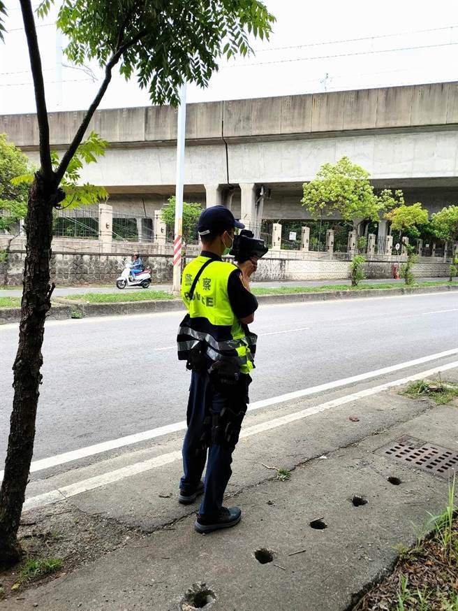 对于执行测速照相，冈山警方表示，警员依法执行勤务。（翻摄照片／林瑞益高雄传真）