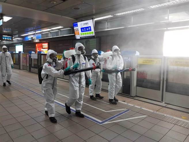 图为陆军第六军团33化学兵群前往交通场站消毒画面。（资料照／台北市环保局提供）
